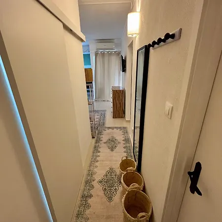 Fantastic Two Bed Close To The דירה